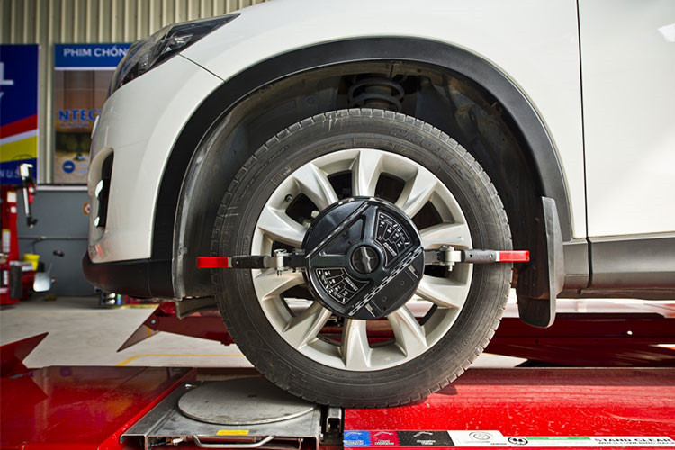 Chủ xe cần phải thường xuyên giữ đúng áp suất lốp để việc di chuyển trên đường được an toàn hơn khi mưa gió hoặc trời lạnh. Thừa áp suất: Lốp quá căng sẽ có hình tròn khiến mặt tiếp xúc của lốp với mặt đường ít, độ bám đường thấp, không thích hợp khi di chuyển ở tốc độ cao.