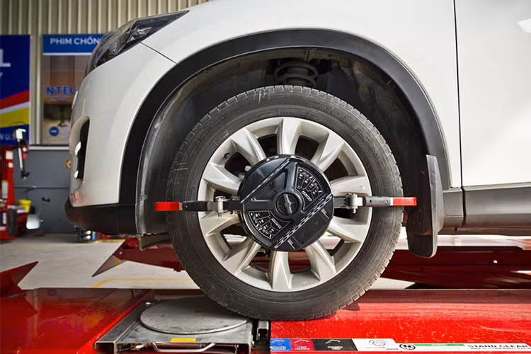 Chủ xe cần phải thường xuyên giữ đúng áp suất lốp để việc di chuyển trên đường được an toàn hơn khi mưa gió hoặc trời lạnh. Thừa áp suất: Lốp quá căng sẽ có hình tròn khiến mặt tiếp xúc của lốp với mặt đường ít, độ bám đường thấp, không thích hợp khi di chuyển ở tốc độ cao.