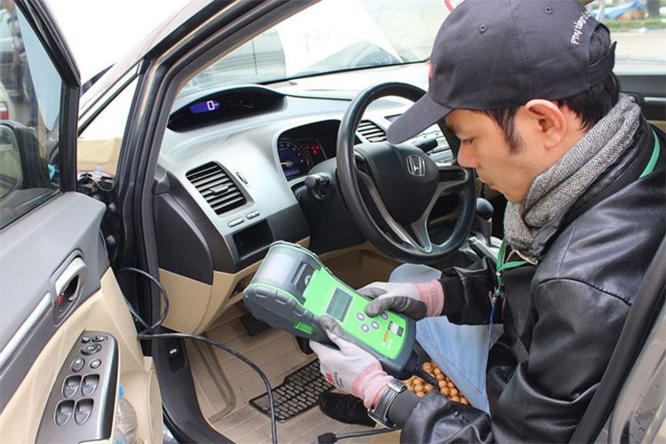 Khởi động xe mùa đông thường là vấn đề mà nhiều người gặp phải do nhiên liệu bay hơi kém dẫn đến khả năng đốt cháy khó diễn ra. Vì vậy, cách khắc phục với ôtô dùng chế hòa khí là tài xế phải kéo bướm gió để giảm không khí lọt vào động cơ, nhờ đó mà nhiên liệu dễ bay hơi nên xe sẽ dễ dàng khởi động.