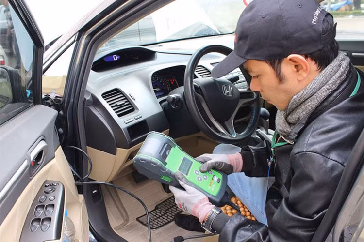 Khởi động xe mùa đông thường là vấn đề mà nhiều người gặp phải do nhiên liệu bay hơi kém dẫn đến khả năng đốt cháy khó diễn ra. Vì vậy, cách khắc phục với ôtô dùng chế hòa khí là tài xế phải kéo bướm gió để giảm không khí lọt vào động cơ, nhờ đó mà nhiên liệu dễ bay hơi nên xe sẽ dễ dàng khởi động.