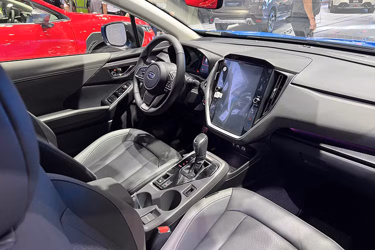 Bên trong nội thất, Crosstrek thừa hưởng DNA thiết kế hoàn toàn mới với màn hình 11.6 inch đặt dọc, đi kèm là những khả năng kết nối thông minh với điện thoại như Apple Carplay hay Android Auto.