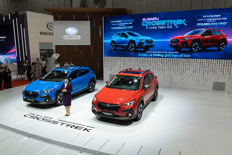 Mức giá xe Subaru Crosstrek 2025 chính hãng chào bán tại Việt Nam từ 1,098 tỷ và 1,268 tỷ đồng. 99 khách hàng đầu tiên sẽ được mua xe với mức ưu đãi tương ứng với 2 phiên bản là 999 triệu và 1,169 tỷ đồng.