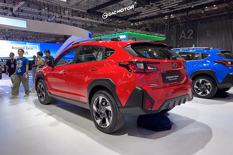 Subaru Crosstrek được trang bị đèn pha LED có khả năng điều chỉnh theo góc đánh lái, Đèn Pha Thông Minh và, lần đầu tiên được trang bị cho một mẫu xe của Subaru, tính năng Đèn LED mở rộng góc chiếu trong cua giúp chiếu sáng thêm các góc chéo phía trước khi xe đang rẽ ở vận tốc dưới 35 km/h.