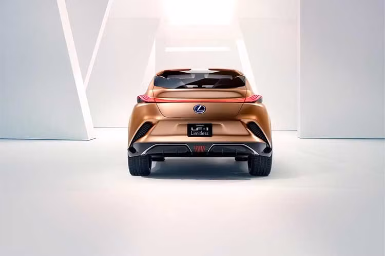 LF-1 được thiết kế đồng nhất như một dòng chảy xuyên suốt từ trước ra sau, khi bắt đầu từ phía tai xe tới nắp ca pô, thẳng đến tận đáy trụ D. Đặc biệt, sự tương phản còn thể hiện ở những đường dập nổi trên bề mặt xe trên thân và hai cánh cửa trước, toát lên hình ảnh mượt mà.
