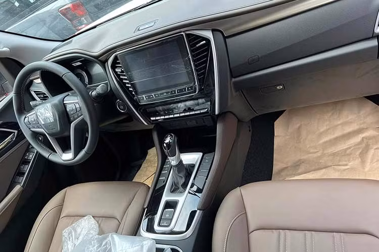 Hiện nay, Isuzu Việt Nam vẫn đang chạy chương trình ưu đãi 50% lệ phí trước bạ cho mẫu SUV hạng trung MU-X. Isuzu MU-X vốn là xe nhập khẩu nguyên chiếc từ Thái Lan nên không được hưởng ưu đãi 50% lệ phí trước bạ của Chính phủ. Do đó, hãng Isuzu phải "tự thân vận động", hỗ trợ lệ phí trước bạ cho khách hàng mua xe. 