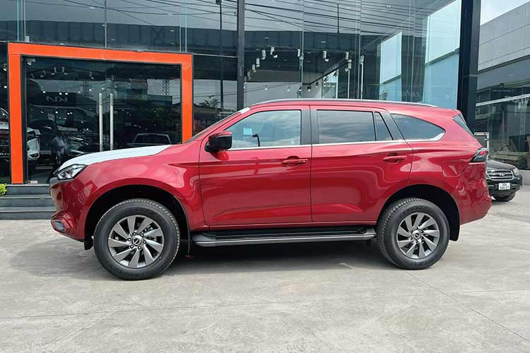 Trong khi đó, Isuzu MU-X bản cao cấp là Prestige 1.9 4x2 AT được một đại lý ở khu vực phía Nam giảm giá xuống còn 961 triệu đồng thay vì mức niêm yết 1,15 tỷ đồng. Như vậy, khi mua phiên bản này tại đại lý, khách hàng sẽ tiết kiệm số tiền lên đến 189 triệu đồng.