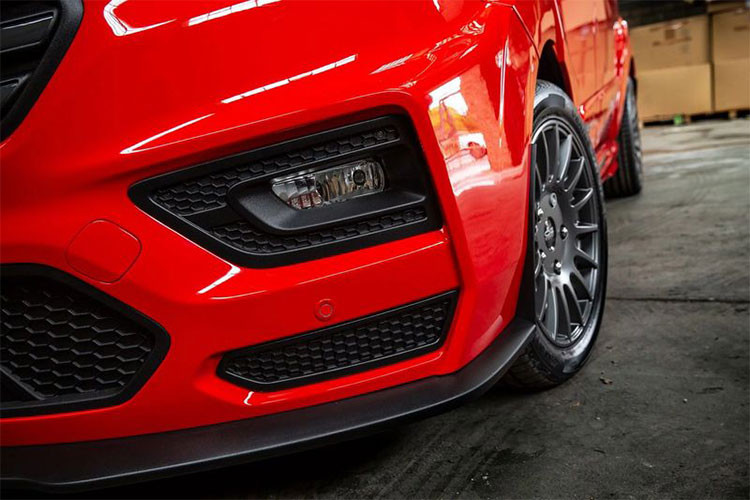 Dễ dàng nhận ra bản độ MS-RT Ford Transit Custom này nhờ vào bộ tem đặc trưng của hãng, bộ vành hợp kim đa chấu có kích cỡ 18 inch Anthracite OZ Racing bọc trong lốp Hankook Ventus S1 evo2, lò xo giảm chấn Eibach và hệ thống ống xả kép thể thao.