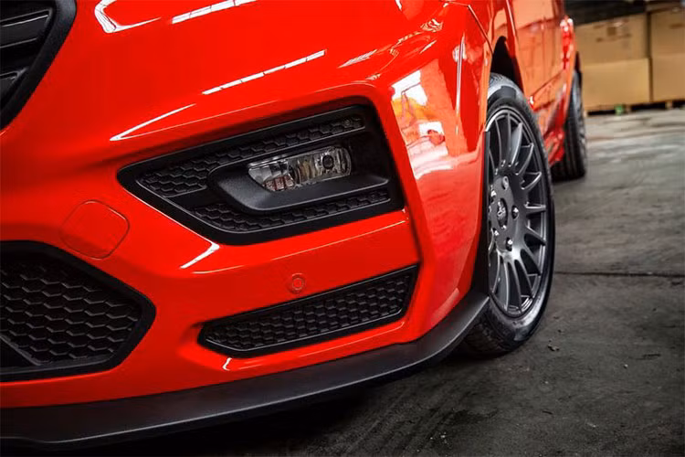 Dễ dàng nhận ra bản độ MS-RT Ford Transit Custom này nhờ vào bộ tem đặc trưng của hãng, bộ vành hợp kim đa chấu có kích cỡ 18 inch Anthracite OZ Racing bọc trong lốp Hankook Ventus S1 evo2, lò xo giảm chấn Eibach và hệ thống ống xả kép thể thao.