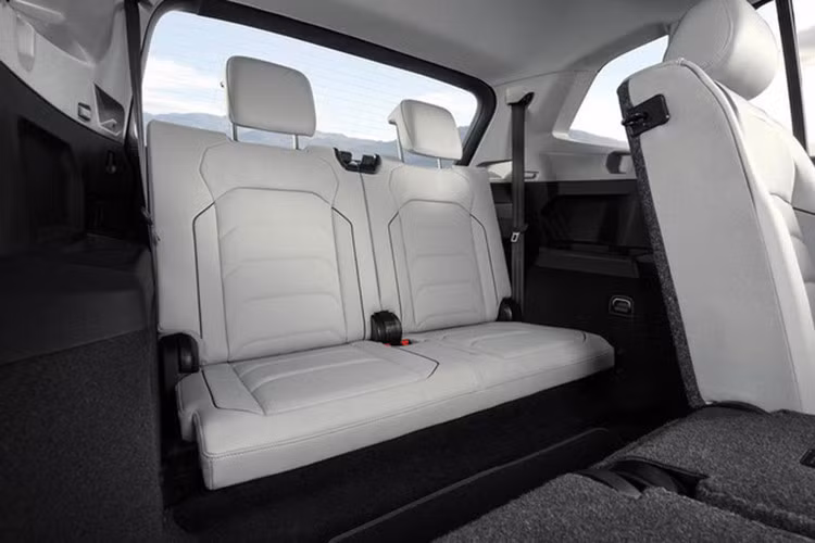 Các trang bị an toàn tiêu chuẩn của Tiguan Allspace 2018 mới bao gồm; hệ thống chống bó cứng phanh ABS, hỗ trợ lực phanh khẩn cấp BA, chống trược khi tăng tốc ASR, ổn định thân xe điện tử ESC, phanh đỗ chống trôi xe Auto-Hold, ECO start/stop tái tạo năng lượng phanh, hệ thống kết nối ghế an toàn cho trẻ em ISOFIX, cảnh báo suất lốp...