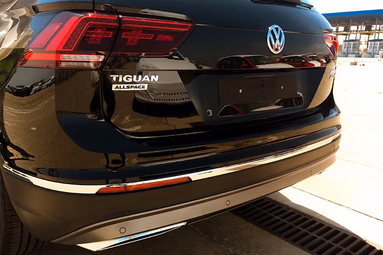 Hệ thống đèn của xe ấn tượng với cụm đèn pha LED mới và đèn sương mù chủ động điều chỉnh khoảng chiếu sáng khi vào cua hay rẽ..., cụm đèn sau LED có độ chiếu sáng tương phản cao. Đuôi xe thể thao và tinh tế với hệ thống ống xả kép ở hai bên và dấu ấn “all space” mạ crôm in nổi.