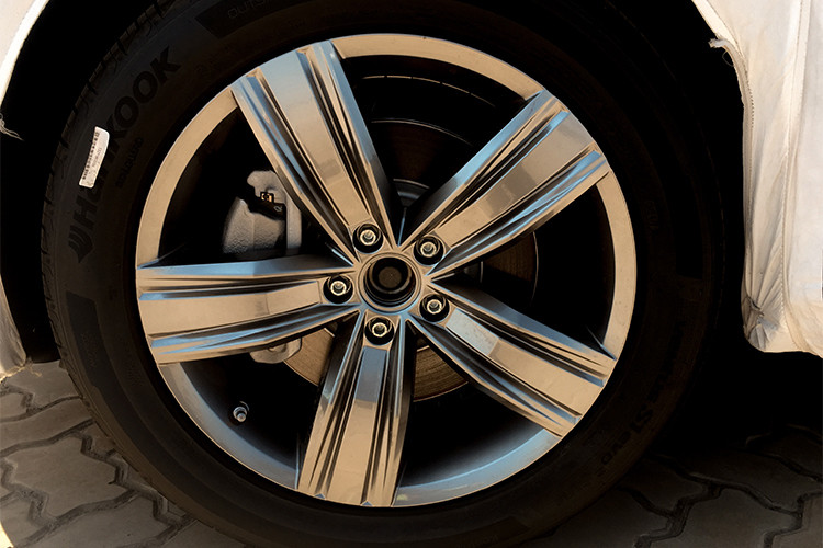 Thân xe với các đường vuốt nhẹ nhàng đầy cá tính, mọt đường kẻ chỉ kim loại sáng bóng cũng xuất hiên bao quanh thân xe. Tiguan Allspace sở hữu bộ mâm đúc hợp kim nhôm 19-inch 5 chấu “Victoria Falls” thiết kế đồng điệu với phần thân xe kéo dài với hốc bánh xe đầy mạnh mẽ.