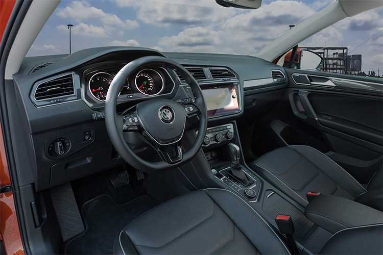 Bên trong nội thất, Tiguan Allspace nổi bật với màn hình kỹ thuật số hiển thị thông tin cho người lái thay cho đồng hồ truyền thống, màn hình cảm ứng có hệ thống Car-Net và MirrorLink tích hợp, hỗ trợ kết nối Apple CarPlay và Android Auto, âm thanh cao cấp Fender... Phiên bản Allspace được ưu ái thêm với ghế lái chỉnh điện 8 hướng, có tích hợp sưởi.