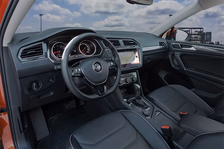 Bên trong nội thất, Tiguan Allspace nổi bật với màn hình kỹ thuật số hiển thị thông tin cho người lái thay cho đồng hồ truyền thống, màn hình cảm ứng có hệ thống Car-Net và MirrorLink tích hợp, hỗ trợ kết nối Apple CarPlay và Android Auto, âm thanh cao cấp Fender... Phiên bản Allspace được ưu ái thêm với ghế lái chỉnh điện 8 hướng, có tích hợp sưởi.