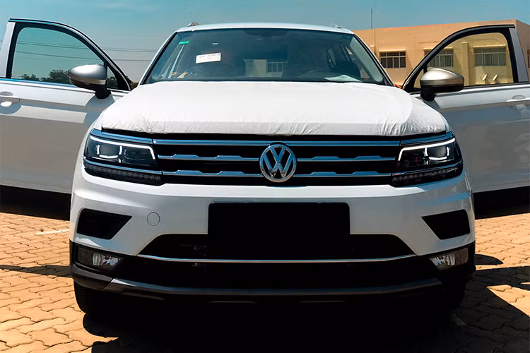 Tiguan Allspace mới sở hữu chiều dài tổng 4,7m, hơn bản Tiguan hiện tại 26,8cm, phần đầu xe từ trục bánh xe trước đến hết cản trước được thiết kế khí động học hơn ngắn hơn bản thường 2,9cm, tạo ra chỗ ngồi rộng rãi cho hàng ghế thứ 2 và thứ 3. Chiều dài 4,7m cũng khiến nó trở thành chiếc xe rộng hơn nhiều so với các xe 5+2 có trục cơ sở tiêu chuẩn.