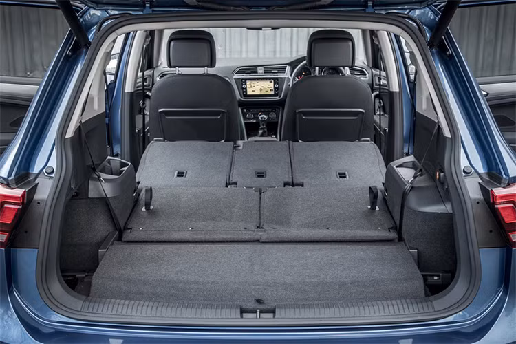 Tiguan Allspace tại Việt Nam được trang bị khối động cơ 2.0L 4 xy lanh tăng áp TSI sản sinh công suất 180 mã lực tại 4,400 - 6,000 vòng/phút cùng mô men xoắn đạt 320Nm/1,500 – 4,400 vòng/phút. Việc đạt được công suất tối đa và mô men xoắn tối đa ở vòng tua thấp như vậy giúp giảm tiêu hao xăng và bảo vệ môi trường.