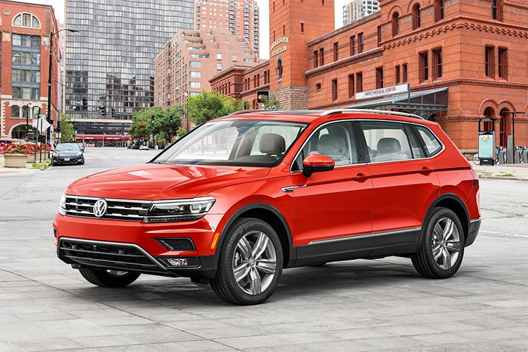 Công suất từ động cơ được truyền qua hộp số tự động DSG ly hợp kép 7 cấp. Hệ thống dẫn động 4 bánh toàn thời gian 4Motion đảm bảo độ bám đường tối ưu trong mọi điều kiện vận hành, có thể tăng tốc từ 0-100km/h chỉ trong 7.9 giây, đạt tốc độ tối đa 198km/h (đã hạn chế bằng điện tử). Xe có mức giá chính hãng là 1,699 tỷ đồng tại Việt Nam.