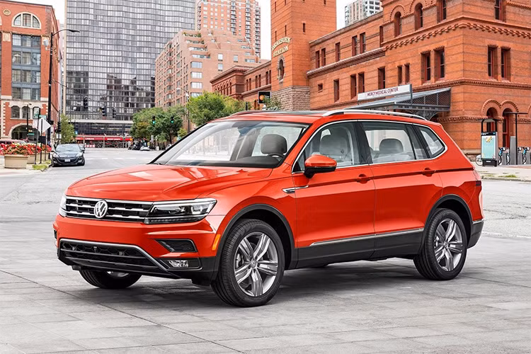 Công suất từ động cơ được truyền qua hộp số tự động DSG ly hợp kép 7 cấp. Hệ thống dẫn động 4 bánh toàn thời gian 4Motion đảm bảo độ bám đường tối ưu trong mọi điều kiện vận hành, có thể tăng tốc từ 0-100km/h chỉ trong 7.9 giây, đạt tốc độ tối đa 198km/h (đã hạn chế bằng điện tử). Xe có mức giá chính hãng là 1,699 tỷ đồng tại Việt Nam.