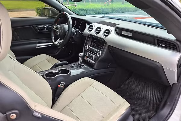 Vô-lăng nổi bật với biểu tượng ngựa hoang ở giữa, tích hợp nhiều phím bấm chức năng như chỉnh âm thanh, đàm thoại không dây, cruise control. Phía sau vô-lăng là lẫy chuyển số cho tính năng số tay. Phiên bản này sử dụng hộp số tự động 6 cấp ly hợp kép kèm nút bấm khởi động. Bên cạnh nút bấm khởi động không cần chìa là các núm gạt bật công tắc đèn khẩn cấp, chống trơn trượt, chế độ lái...