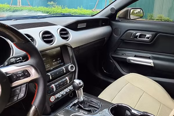 Mẫu xe cơ bắp của Ford này được tích hợp sẵn camera lùi, hệ thống giao tiếp SYNC 3. Xe trang bị hệ thống âm thanh Shaker™ Pro Audio với 12 loa giấu khắp trong xe. Hàng ghế ngồi phía sau có thiết kế khá rộng so với vóc dáng người Việt. Ghế trước chỉnh điện 6 hướng tích hợp chức năng nhớ vị trí, làm mát và sưởi ấm, nắp lưng ghế chính và phụ có lẫy mở đẩy ghế trượt lên dễ dàng cho người ngồi...