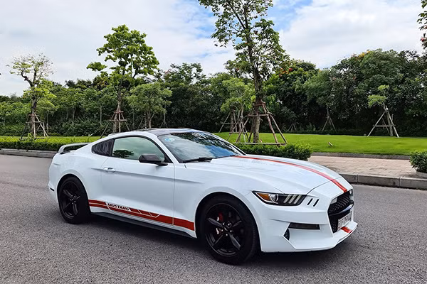 Khi được nhập về Việt Nam mẫu xe cơ bắp Ford Mustang Ecoboost 2015 này được các đại lý tư nhân chào bán với mức giá khoảng hơn 2 tỷ đồng (chưa tính phí trước bạ và biển số). Sau khoảng gần 5 năm sử dụng, chiếc xe trong bài viết này được chào bán hơn 1 tỷ đồng trên sàn xe cũ. 
