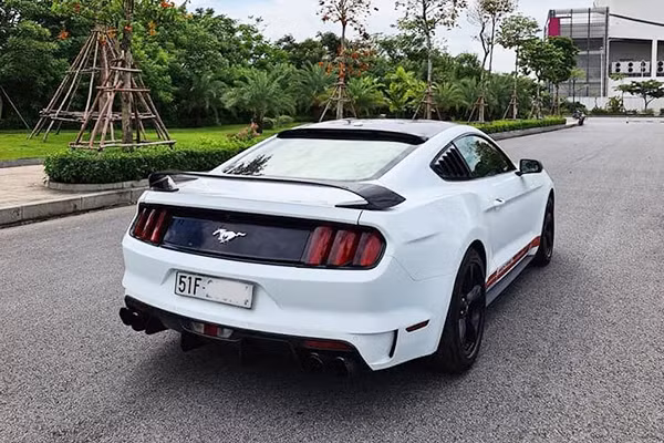 Động cơ Ford Mustang 2.3L EcoBoost có thể tạo công suất hơn 305 mã lực và mô-men xoắn 407Nm, trong khi phiên bản phổ thông động cơ V6 3.7L có công suất 300 mã lực và mô-men xoắn 366Nm. Giá xe Ford Mustang 2015 khi ra mắt tại thị trường Mỹ có giá bán khoảng 25.300 USD.