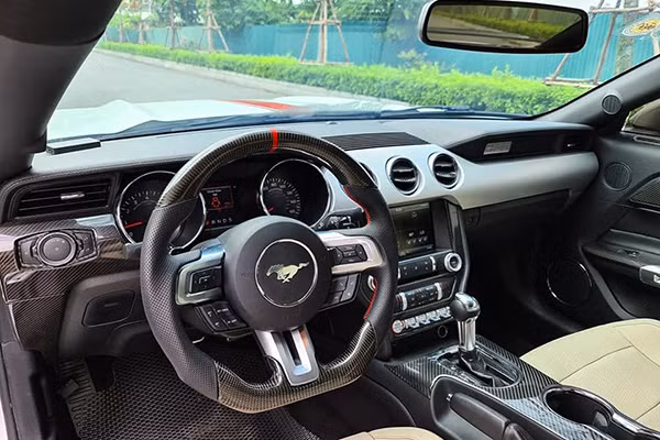 Nội thất của chiếc Ford Mustang 2015 được đánh giá rộng rãi hơn so với phiên bản cũ và sang trọng với những vật liệu cao cấp. Ngoài ra, bảng điều khiển trên chiếc Mustang mới với nhiều tính năng với nút bấm dễ dàng sử dụng hơn.