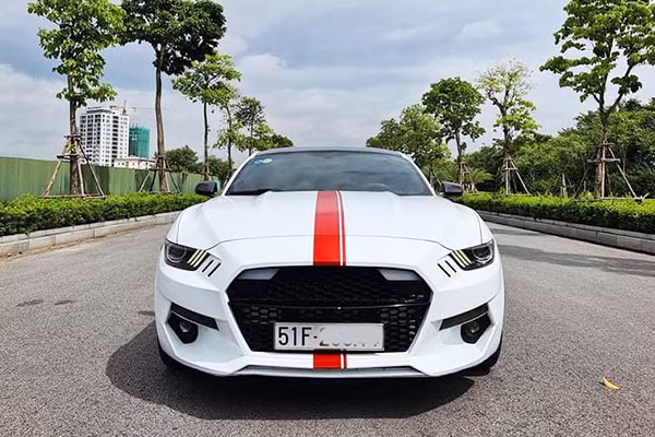 Phần đầu xe sở hữu đèn pha HID tích hợp 3 dải đèn LED song song tạo điểm nhấn cá tính. Đèn hậu LED gợi nhớ đến những chiếc Ford Mustang đời đầu tiên. Dưới cản trước là tấm khuếch tán gió thể thao và hốc gió lớn.