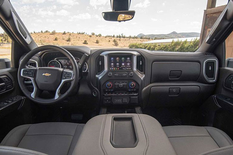 Làm mới bảng điều khiển, kho chứa đồ phía sau và bổ sung thảm sàn bốn mùa; gói Dark Essentials Package 395 USD (khoảng 9,1 triệu đồng) với nhiều viền trang trí màu đen cho thân xe; gói Z71 Off-Road Package giá 325 USD (khoảng 7,5 triệu đồng) bổ sung hệ thống treo hạng nặng, kiểm soát đổ đèo, các tấm bảo vệ các-te dầu và những logo đặc biệt.