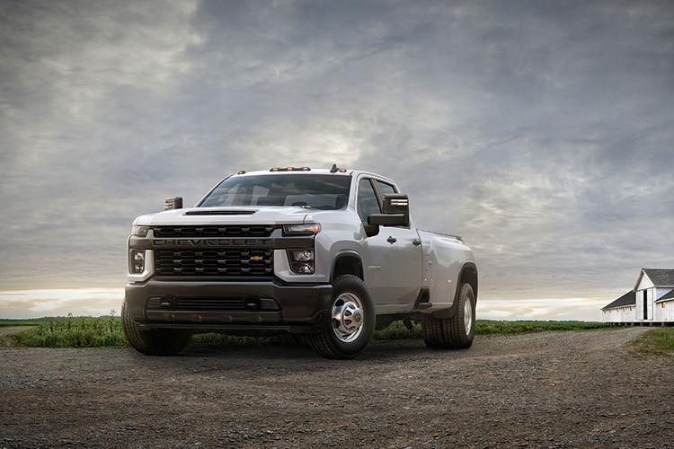 Hãng xe Mỹ cũng cung cấp nhiều tùy chọn riêng lẻ khác là cửa sổ trời chỉnh điện 995 USD (khoảng 23 triệu đồng), các tấm chắn bùn 180 USD (4,1 triệu đồng), đèn đánh dấu mái 55 USD (1,2 triệu đồng), bộ phát điện 170 / 220Amp giá 230 USD ( 5,3 triệu đồng), thảm sàn bốn mùa Z71 giá 210 USD (~ 4,8 triệu đồng) và cảm biến áp suất / nhiệt độ lốp xe kéo giá 50 USD (1,1 triệu đồng).