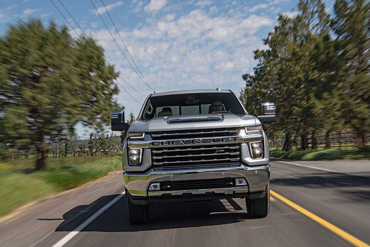 Khách hàng sẽ có 10 lựa chọn màu sơn ngoại thất, trong đó Summit White, Black, Silver Ice Metallic, Northsky Blue Metallic, Shadow Gray Metallic, và Oxford Brown Metallic là miễn phí. Màu Cajun Red Tintcoat sẽ có giá 495 USD (khoảng 11,4 triệu đồng), Iridescent Pearl Tricoat có giá 995 USD (khoảng 23 triệu đồng).