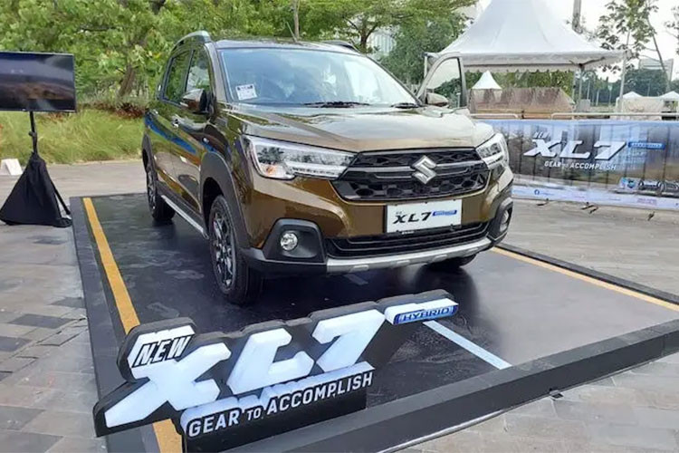 Ngoài hệ truyền động mới, Suzuki XL7 Hybrid 2023 còn được thay đổi nhẹ về ngoại thất và trang bị. Theo đó, mẫu MPV này được bổ sung lưới tản nhiệt sơn màu đen mới thay vì mạ crôm như trước. Tương tự như vậy, vành la-zăng của xe cũng được sơn màu đen và có đường kính 16 inch, giúp mẫu MPV này trông khỏe khoắn, thể thao hơn.