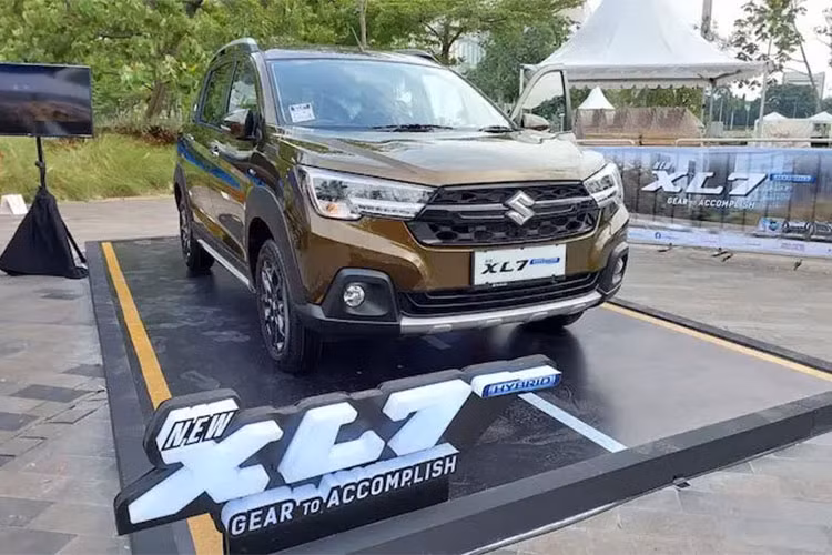 Ngoài hệ truyền động mới, Suzuki XL7 Hybrid 2023 còn được thay đổi nhẹ về ngoại thất và trang bị. Theo đó, mẫu MPV này được bổ sung lưới tản nhiệt sơn màu đen mới thay vì mạ crôm như trước. Tương tự như vậy, vành la-zăng của xe cũng được sơn màu đen và có đường kính 16 inch, giúp mẫu MPV này trông khỏe khoắn, thể thao hơn.