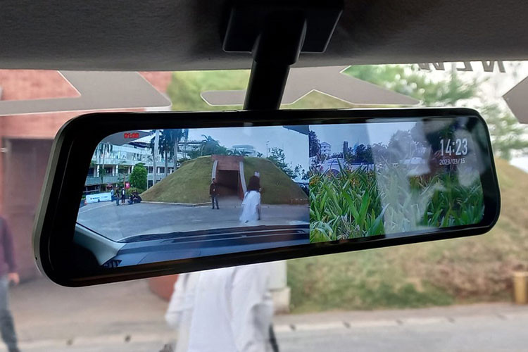 Tại thị trường Indonesia, Suzuki XL7 sẽ có thêm phiên bản tiêu chuẩn là Zeta. Phiên bản này sẽ dùng động cơ xăng 1.5L thông thường thay vì hệ truyền động mild hybrid mới. 