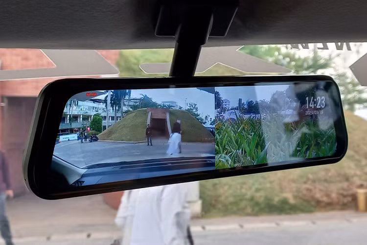 Tại thị trường Indonesia, Suzuki XL7 sẽ có thêm phiên bản tiêu chuẩn là Zeta. Phiên bản này sẽ dùng động cơ xăng 1.5L thông thường thay vì hệ truyền động mild hybrid mới. 