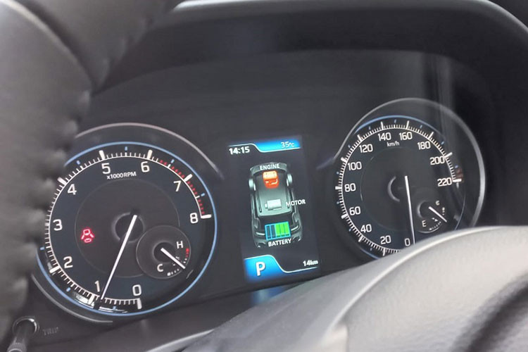 Những trang bị còn lại của Suzuki XL7 Hybrid 2023 không có gì thay đổi. Xe vẫn có những tính năng an toàn như 2 túi khí trước, hệ thống chống bó cứng phanh ABS, phân phối lực phanh điện tử EBD, cân bằng điện tử, hỗ trợ khởi hành ngang dốc và móc ghế trẻ em ISOFIX.