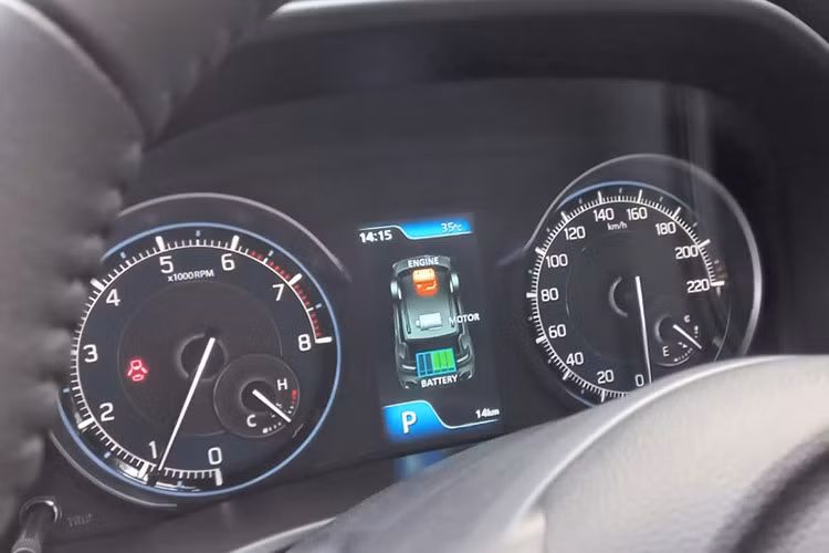 Những trang bị còn lại của Suzuki XL7 Hybrid 2023 không có gì thay đổi. Xe vẫn có những tính năng an toàn như 2 túi khí trước, hệ thống chống bó cứng phanh ABS, phân phối lực phanh điện tử EBD, cân bằng điện tử, hỗ trợ khởi hành ngang dốc và móc ghế trẻ em ISOFIX.