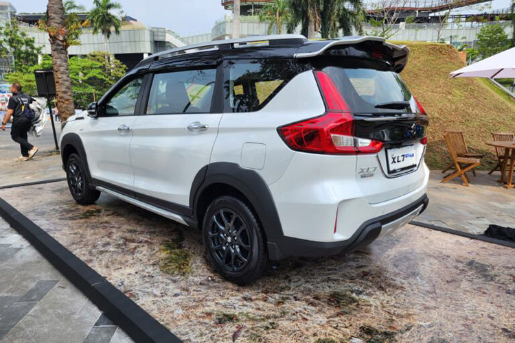 Giá xe Suzuki XL7 Hybrid 2023 ở thị trường Indonesia dao động từ 283,9 - 304,9 triệu Rupiah (khoảng 448 - 482 triệu đồng). Trong khi đó, Suzuki XL7 Zeta 2023 có giá 256,1 triệu Rupiah (404 triệu đồng) ở bản số sàn và 267,1 triệu Rupiah (422 triệu đồng) ở bản số tự động.