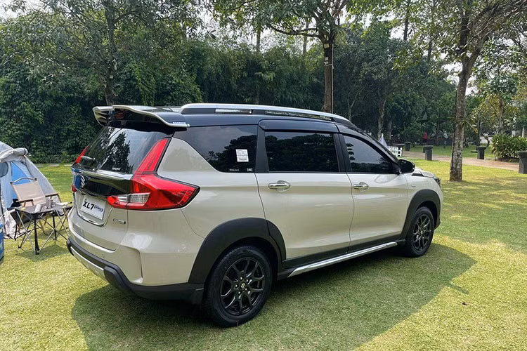 Đúng như tin đồn, Suzuki XL7 Hybrid 2023 có thêm đèn pha tự động bật/tắt với cảm biến ánh sáng và tính năng chờ dẫn đường (Guideline Me Light) mới, gương chiếu hậu tự động gập mới.