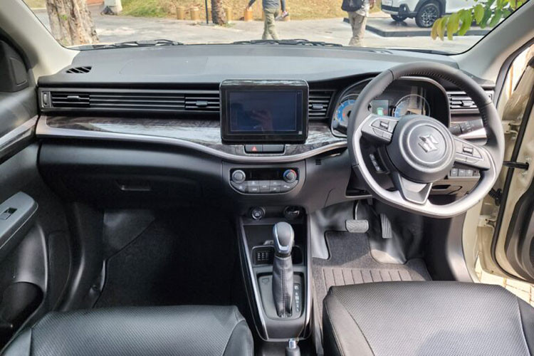 Các chi tiết khác như nẹp mạ crôm ngay dưới kính chắn gió sau và logo "Hybrid" mới trên cửa cốp. Riêng bản Alpha cao cấp sẽ có sơn ngoại thất phối 2 màu là trắng ngà Savanna Ivory - đen và trắng - đen thời trang hơn.