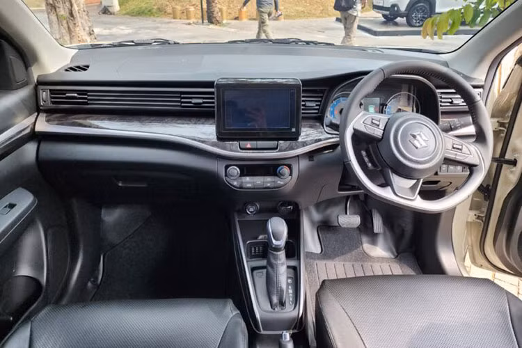 Các chi tiết khác như nẹp mạ crôm ngay dưới kính chắn gió sau và logo "Hybrid" mới trên cửa cốp. Riêng bản Alpha cao cấp sẽ có sơn ngoại thất phối 2 màu là trắng ngà Savanna Ivory - đen và trắng - đen thời trang hơn.