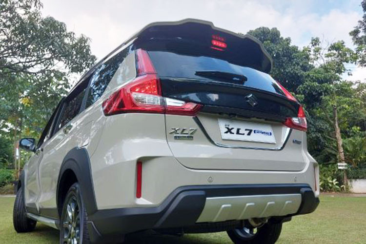 Cụ thể, Suzuki XL7 Hybrid 2023 dùng động cơ xăng 4 xi-lanh, dung tích 1.5L quen thuộc, kết hợp với pin lithium-ion 10Ah 12V và máy phát điện tích hợp bộ đề ISG. Hệ truyền động này tạo ra công suất tối đa 103 mã lực tại tua máy 6.000 vòng/phút và mô-men xoắn cực đại 138 Nm tại tua máy 4.400 vòng/phút. Động cơ cũng kết hợp với hộp số sàn 5 cấp hoặc tự động 4 cấp như cũ.