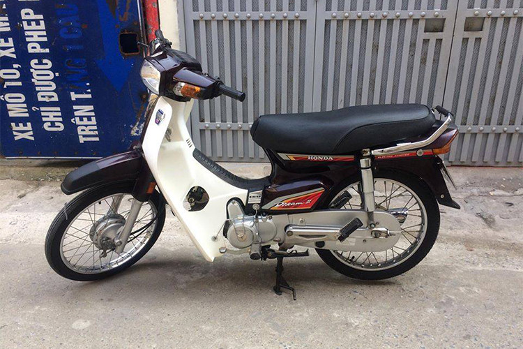 Bên cạnh phần đầu dài đặc trưng cùng mặt nạ, thế hệ Super Dream 100 đời cũ còn điểm nổi bật là bộ tem mới với một số chữ in màu chrome bóng, đem tới điểm nhấn sang trọng hơn cho chiếc xe. Tất cả các đời Super Dream 100 được sản xuất tại Việt Nam đều có bộ gắp sau và gác chân được cải tiến so với Dream II Thái Lan.