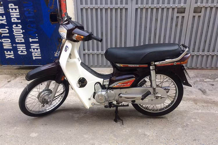 Bên cạnh phần đầu dài đặc trưng cùng mặt nạ, thế hệ Super Dream 100 đời cũ còn điểm nổi bật là bộ tem mới với một số chữ in màu chrome bóng, đem tới điểm nhấn sang trọng hơn cho chiếc xe. Tất cả các đời Super Dream 100 được sản xuất tại Việt Nam đều có bộ gắp sau và gác chân được cải tiến so với Dream II Thái Lan.