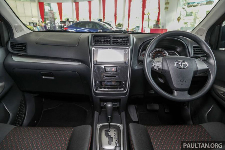Nội thất Avanza 2019 facelift được Toyota thiết kế lại ở vị trí chính giữa bảng điều khiển khi trang bị điều hoà tự động, màn hình cảm ứng trung tâm kích thước 6,75 inch tích hợp camera lùi, hỗ trợ kết nối Android Auto/ Apple Carplay và dàn âm thanh với 06 loa, vô lăng như cũ, ghế nỉ phối nhiều màu, không có đề nổ Start/Stop.