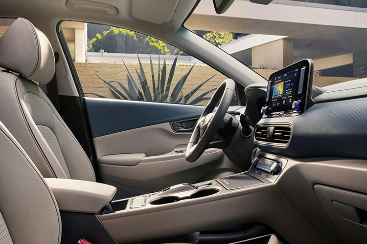 Các công nghệ trợ lái tiêu chuẩn trên Kona bản nâng cấp 2019 này có thể kể đến như hỗ trợ đổ đèo, hỗ trợ khởi hành ngang dốc, bộ chế độ lái đa dạng Drive Mode Select và công nghệ Torque Vectoring by Braking có khả năng điều chỉnh vector mô-men bằng phanh giúp tăng kiểm soát độ bám đường của xe khi phanh.