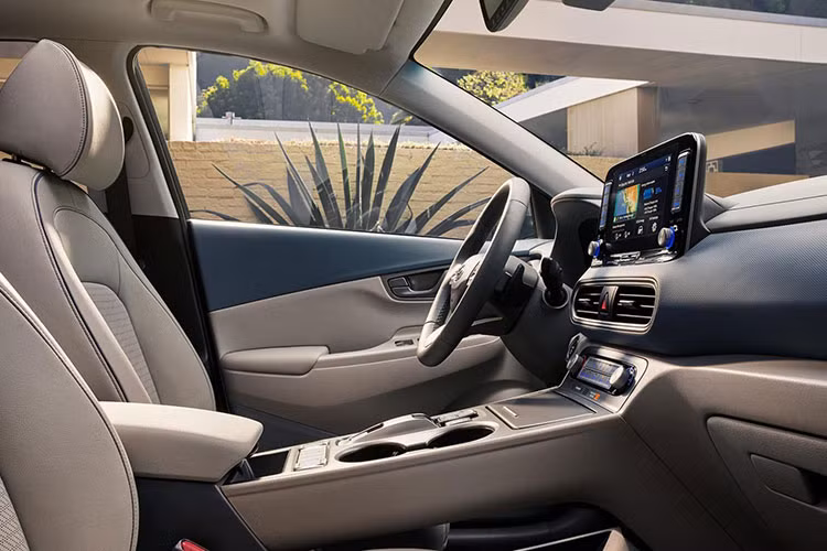 Các công nghệ trợ lái tiêu chuẩn trên Kona bản nâng cấp 2019 này có thể kể đến như hỗ trợ đổ đèo, hỗ trợ khởi hành ngang dốc, bộ chế độ lái đa dạng Drive Mode Select và công nghệ Torque Vectoring by Braking có khả năng điều chỉnh vector mô-men bằng phanh giúp tăng kiểm soát độ bám đường của xe khi phanh.