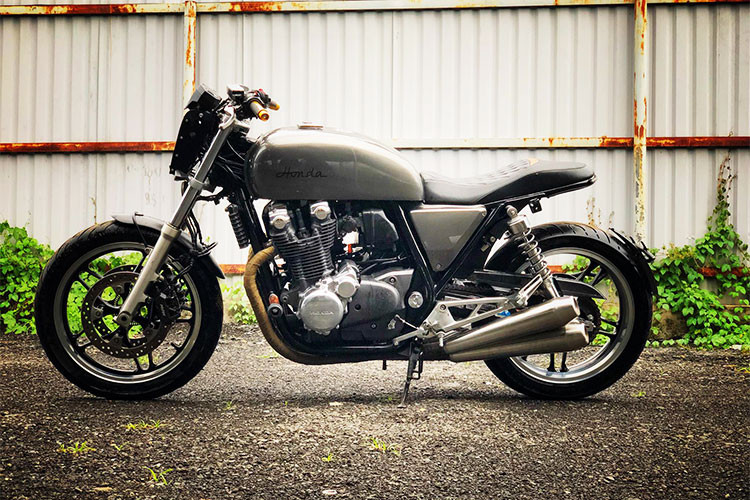 Vốn được yêu quý ngay khi từ khi được ra mắt, CB1100 vẫn là một trong những chiếc Classic-bike được giới chơi xe xem như chất liệu quý cho những dự án độ xe của mình, mà đa phần là dưới cấu hình cafe racer hay tracker hoặc pha trộn các chi tiết những vẫn đậm chất cổ điển.