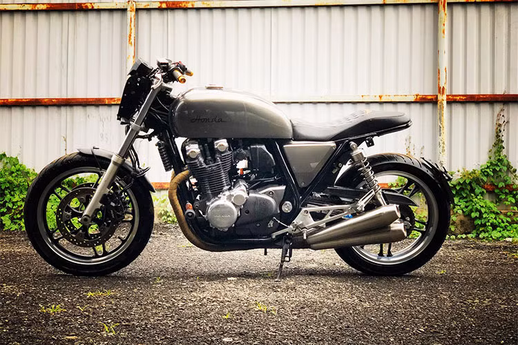 Vốn được yêu quý ngay khi từ khi được ra mắt, CB1100 vẫn là một trong những chiếc Classic-bike được giới chơi xe xem như chất liệu quý cho những dự án độ xe của mình, mà đa phần là dưới cấu hình cafe racer hay tracker hoặc pha trộn các chi tiết những vẫn đậm chất cổ điển.