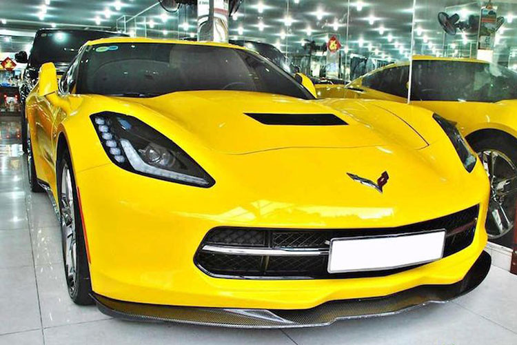Mẫu siêu xe Chevrolet Corvette C7 Stingray từng có giá bán lên đến gần 5 tỷ đồng tại thị trường Việt Nam vào khoảng năm 2016 - 2017, mẫu xe này được đưa về theo dạng nhập khẩu không chính hãng. Khi sở hữu, khách hàng cũng sẽ có thêm tùy theo các tùy chọn riêng biệt cho xe.