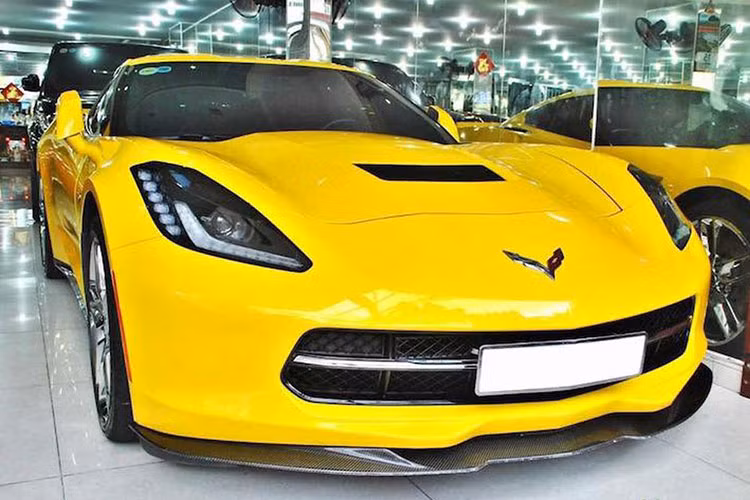 Mẫu siêu xe Chevrolet Corvette C7 Stingray từng có giá bán lên đến gần 5 tỷ đồng tại thị trường Việt Nam vào khoảng năm 2016 - 2017, mẫu xe này được đưa về theo dạng nhập khẩu không chính hãng. Khi sở hữu, khách hàng cũng sẽ có thêm tùy theo các tùy chọn riêng biệt cho xe.
